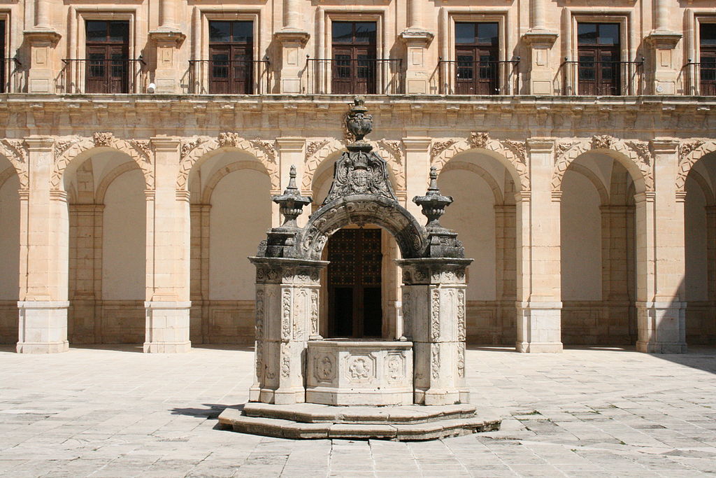 Monasterio de Uclés (Cuenca). Brocal del aljibe. Por Mr. Tickle 