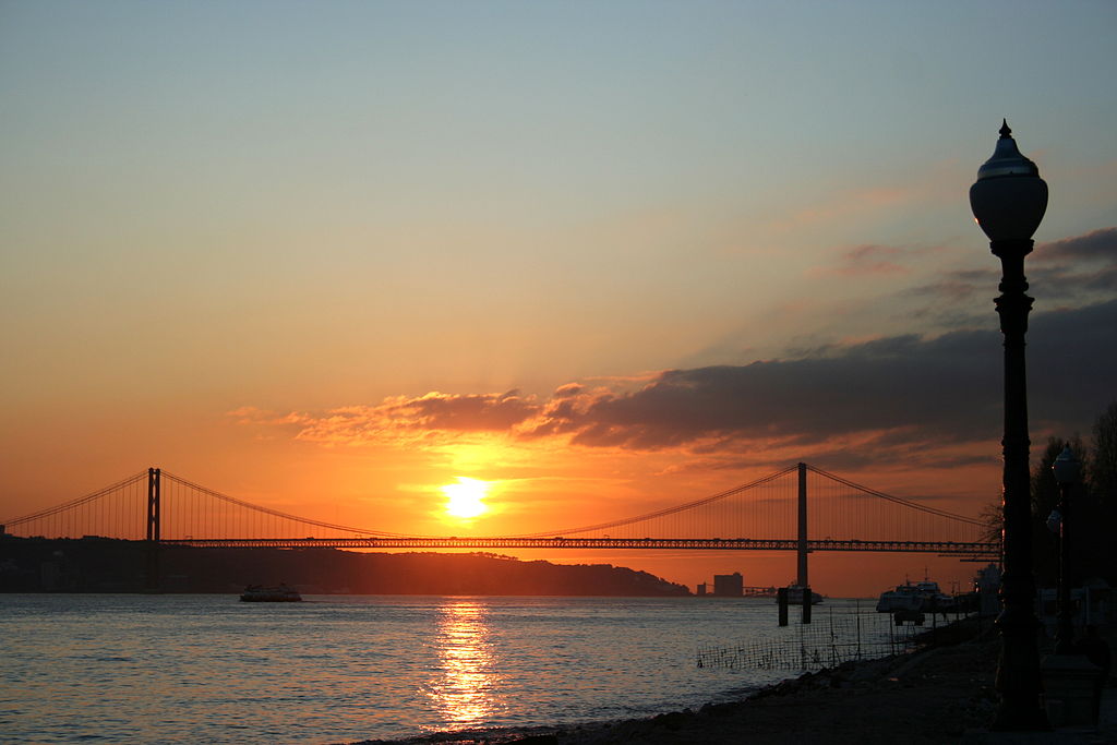 Puesta de sol sobre el Puente de 25 de Abril en Lisboa