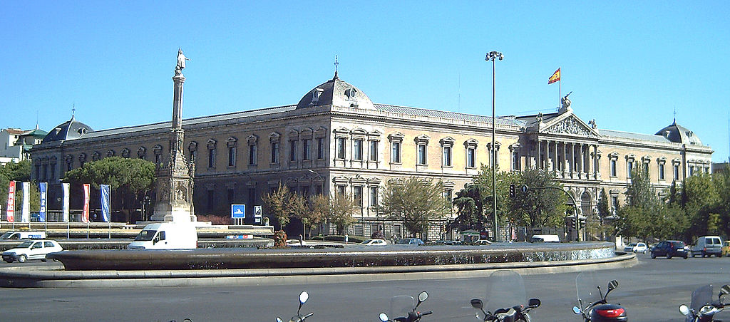 Fachada de la Biblioteca Nacional y Plaza de Colón (Madrid). Por Luis García.