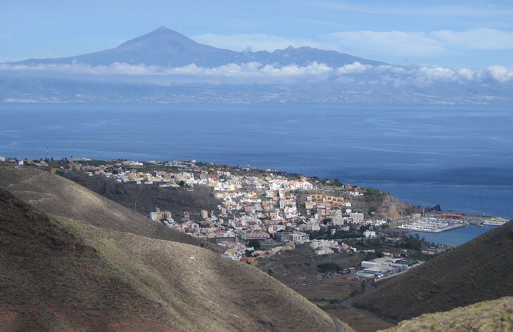 San Sebatián de la Gomera. Pico Teide de Tenerife al fondo. 