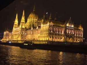 Parlamento de Budapest desde el Danubio.