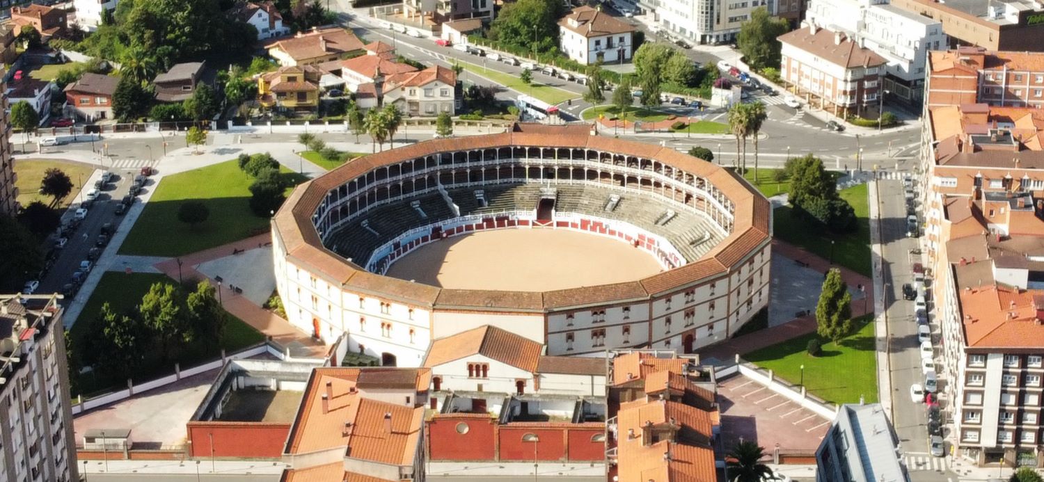 Gijon Plaza de toros med Notarios Y Registradores